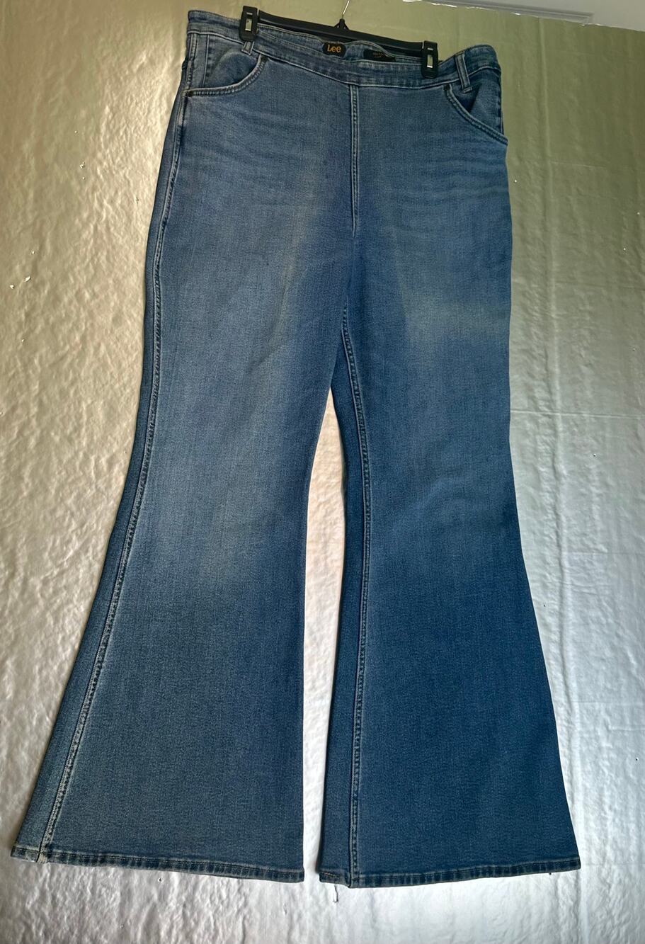 Lees 35x34 (16/18) High Rise Flare Wide Leg Button on Side Jeans Light Wash